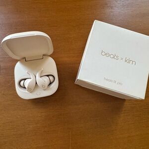 Beats by Dre Fit Pro Earbuds - Cream